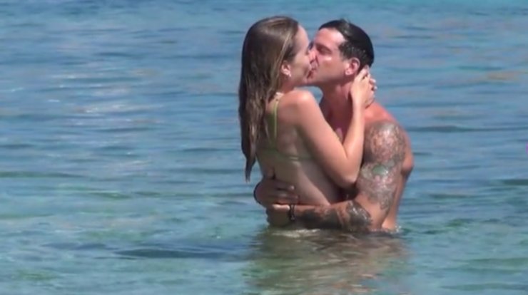 Ηλίας Μπόγδανος - Αλεξάνδρα Εξαρχοπούλου: "Ασυγκράτητοι" σε παραλία της Μυκόνου [βίντεο]