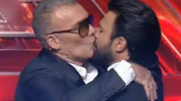 Ανδρέας Γεωργίου - Στέλιος Ρόκκος: Το φιλί στο στόμα που αντάλλαξαν on air [βίντεο]