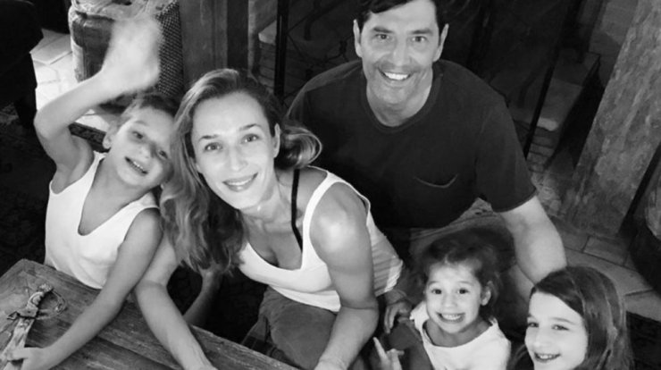 Ρουβάς - Ζυγούλη: Τα παιδιά τους έκαναν τις πρώτες βουτιές για το φετινό καλοκαίρι [εικόνες]