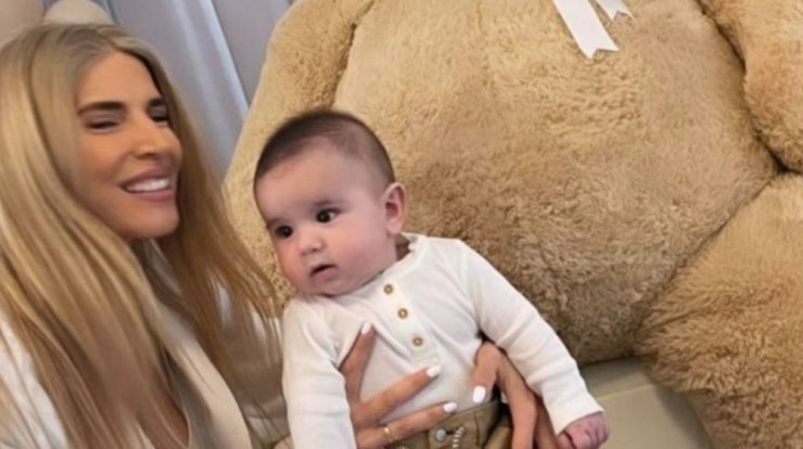 Έλενα Ανδρέου: Η απίθανη γκριμάτσα που πήρε ο γιος της κατά τη διάρκεια photoshooting [εικόνες]