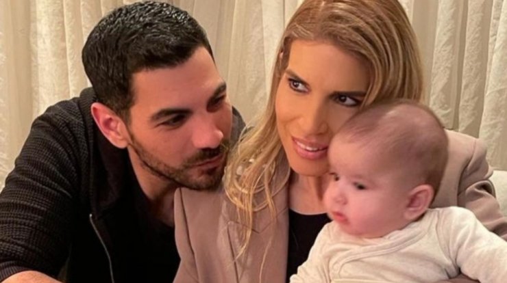 Σταύρος Κωνσταντίνου - Έλενα Ανδρέου: Το πρώτο μπάνιο με τον γιο τους στην παραλία [εικόνες]