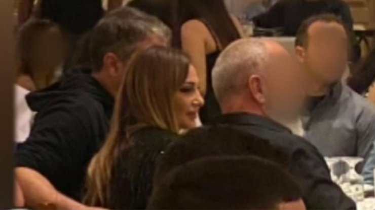 Βανδή - Μπισμπίκης: Έκαναν άλλη μια δημόσια έξοδο! Διασκέδασαν σε κρητικό γλέντι [βίντεο]