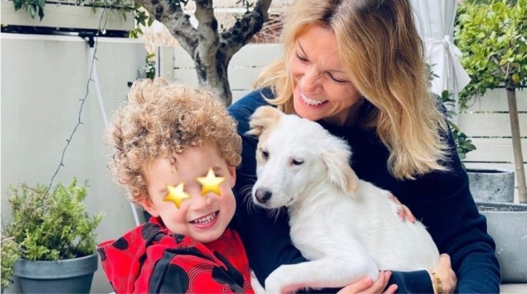 Βίκυ Καγιά: Στην παραλία αγκαλιά με τα δυο της παιδιά [εικόνα]