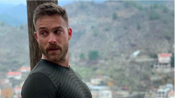 Στέφανος Μιχαήλ: Ποζάρει ημίγυμνος στον καναπέ και αναστατώνει τις θαυμάστριές του! [εικόνα]