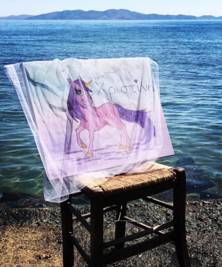 Ελληνίδα παρουσιάστρια βάφτισε την κορούλα της δίπλα στη θάλασσα!