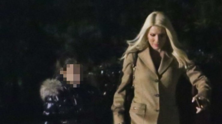 Ελένη Μενεγάκη: Η βόλτα με την κόρη της, Βαλέρια και οι αγκαλιές τους στο δρόμο! [εικόνες]