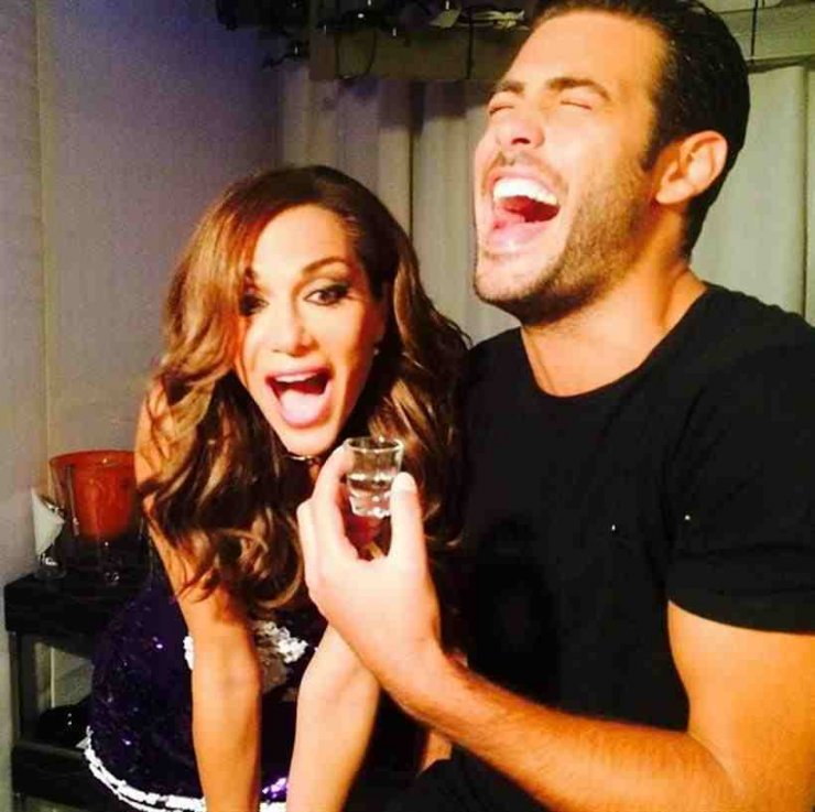 Δείτε τον Κώστα Μαρτάκη σε ηλικία 15 ετών να κάθεται στα πόδια του η Δέσποινα Βανδή!