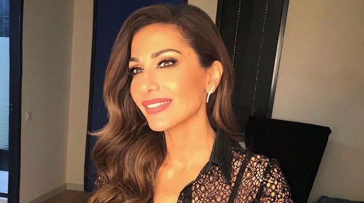 Δέσποινα Βανδή: Ποζάρει με την κόρη της μπροστά στο χριστουγεννιάτικό τους δέντρο!