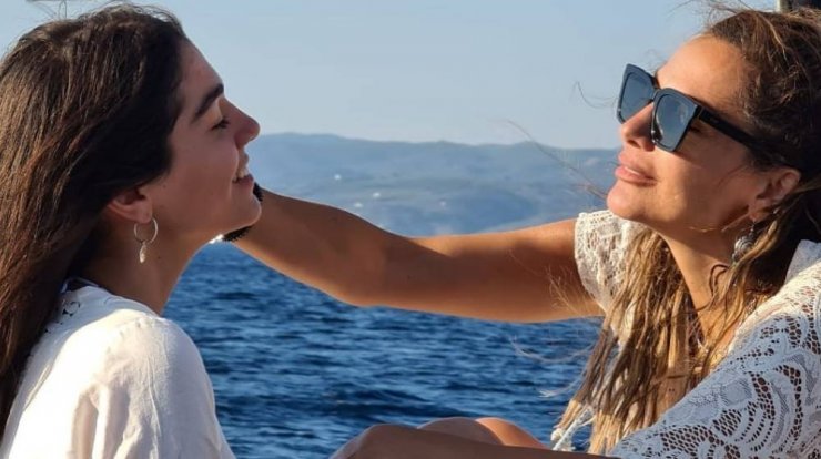 Ελληνίδα παρουσιάστρια φωτογραφίζει τη 17χρονη κόρη της Δέσποινας Βανδή και είναι μία κούκλα! 