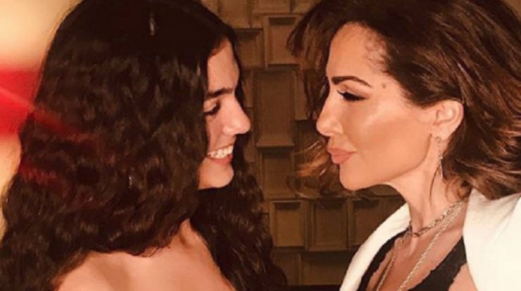 Δέσποινα Βανδή: Η κόρη της ανέβηκε στη σκηνή ερμηνεύοντας το "Shallow" και μάγεψε τους πάντες!