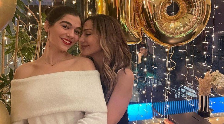 Μελίνα Νικολαΐδη: Στην αγκαλιά του Βασίλη Μπισμπίκη στα 18α γενέθλιά της! [εικόνες]