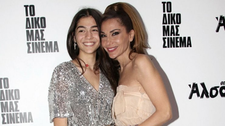 Δέσποινα Βανδή: Η 15χρονη κόρη της έβαλε το φόρεμά της και είναι υπέροχη! [εικόνες]