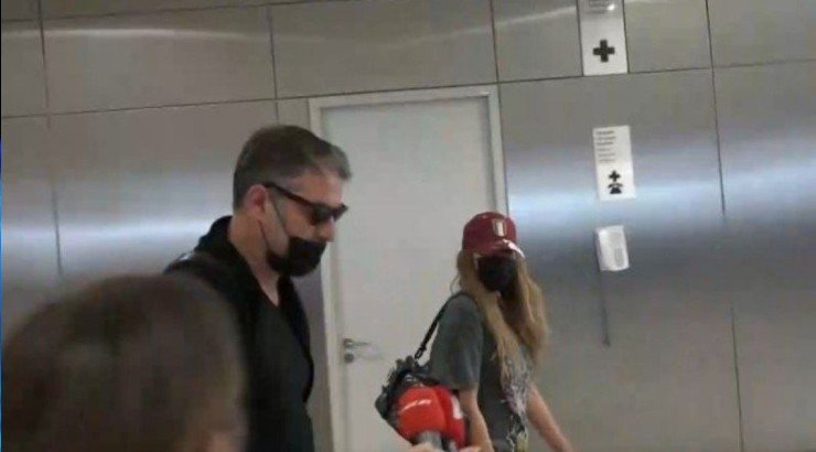 Δέσποινα Βανδή: Η αμηχανία της όταν την τσάκωσαν στο αεροδρόμιο με τον σύντροφό της, Βασίλη Μπισμπίκη