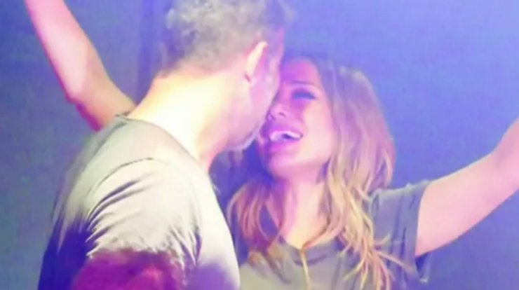 Ο Βασίλης Μπισμπίκης αποθεώνει τη Δέσποινα Βανδή από το πρώτο τραπέζι! [εικόνες]