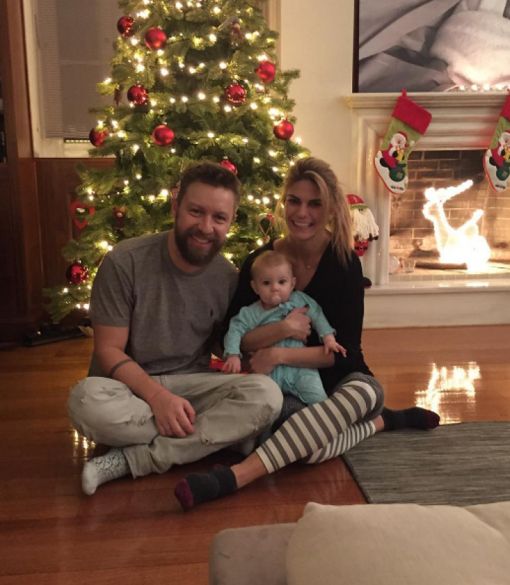 Γιάννης Βαρδής – Νατάσα Σκαφιδά: Στο σπίτι τους με την επτά μηνών κορούλας τους! [βίντεο]