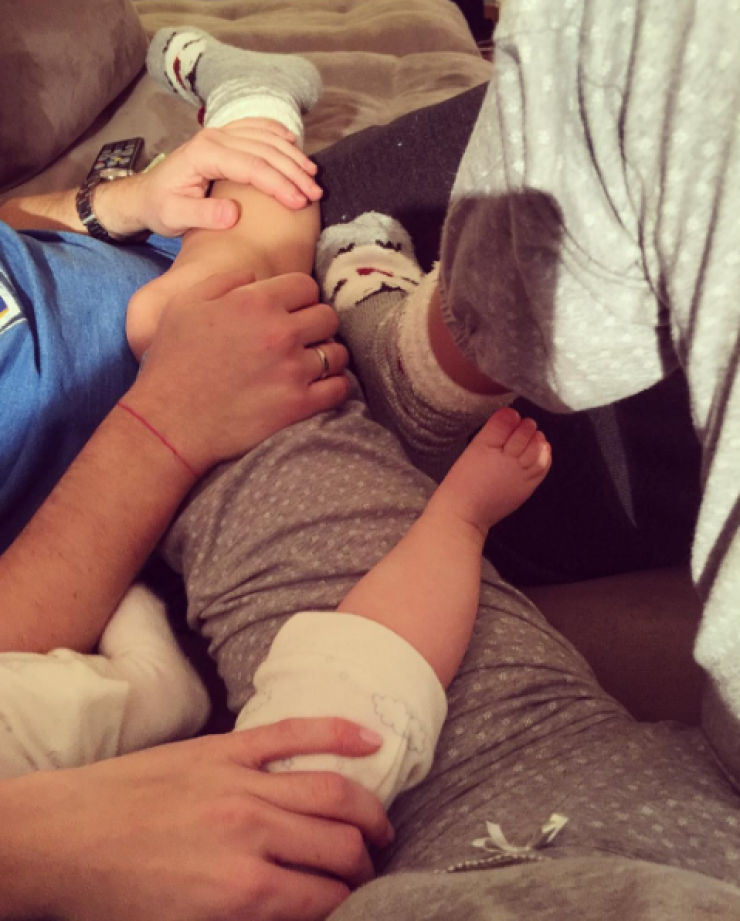 Αγαπημένο ζευγάρι της ελληνικής showbiz ανεβαίνει τα σκαλιά της εκκλησίας αγκαλιά με την κόρη τους!