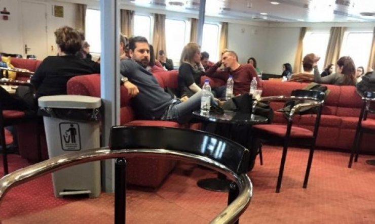 Πόσο πουλήθηκε η φωτογραφία του Βαρουφάκη και της συζύγου του στο πλοίο για την Αίγινα [εικόνα & βίντεο]
