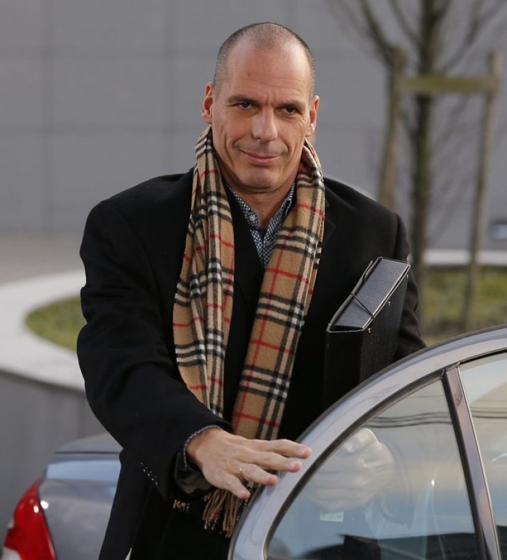 Έξαλλος ο Βαρουφάκης! Η οργισμένη απάντησή του στα σχόλια για το κασκόλ του!