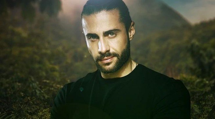 Ο Κωνσταντίνος Βασάλος τρώει burger στον Άγιο Δομίνικο: “Έχουμε φύγει κρυφά από την παραγωγή” [βίντεο]