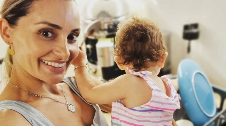 Η Βασιλική Μιλλούση κάνει ένα ιδιαίτερο giveaway στους followers της μαζί με την κορούλα της!