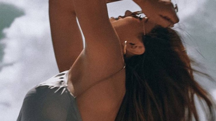 "Έσκασαν" τα ευχάριστα στη showbiz: Σε προχωρημένη εγκυμοσύνη Ελληνίδα τραγουδίστρια [εικόνα]