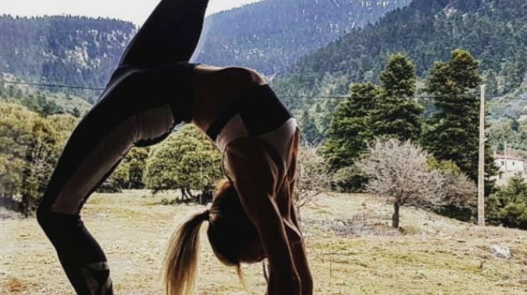 Επώνυμη Ελληνίδα μας δείχνει τη φουσκωμένη της κοιλίτσα λίγο πριν γεννήσει