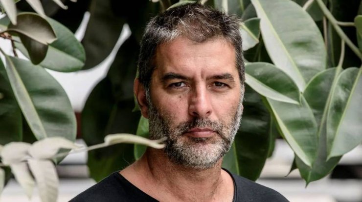 Αγνώριστος ο Βασίλης Μπισμπίκης – Η εικόνα του που κάνει τον γύρο των media 