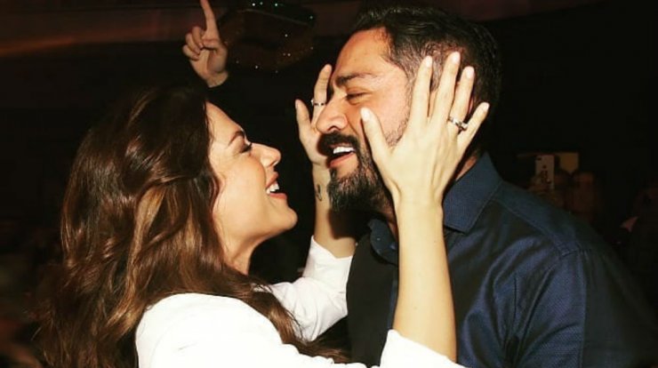 Βάσω Λασκαράκη - Λευτέρης Σουλτάτος: Αντάλλαξαν το πιο τρυφερό τους φιλί στα γενέθλια της ηθοποιού [βίντεο]