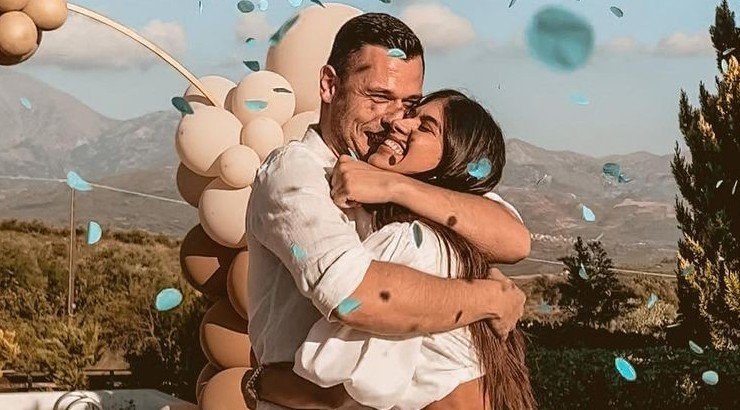 Βάσω Πέτρου: Φωτογραφίζεται στη 30η εβδομάδα κύησης αγκαλιά με τον σύντροφό της [εικόνα]