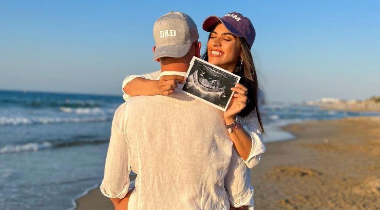 Βάσω Πέτρου: Πόζαρε με μπικίνι και μας έδειξε πρώτη φορά τη φουσκωμένη της κοιλίτσα! [εικόνα]