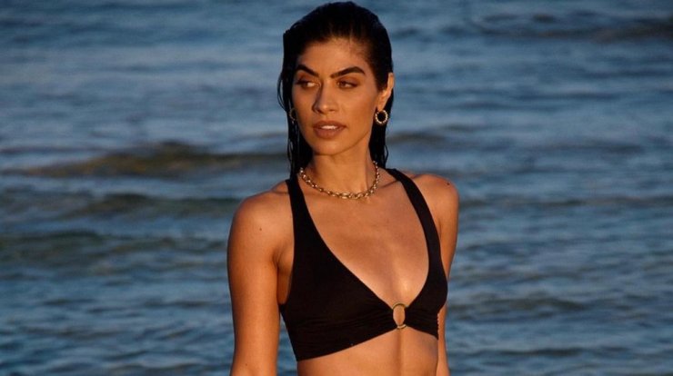 Βάσω Πέτρου: Ποζάρει topless στη θάλασσα! [εικόνες]