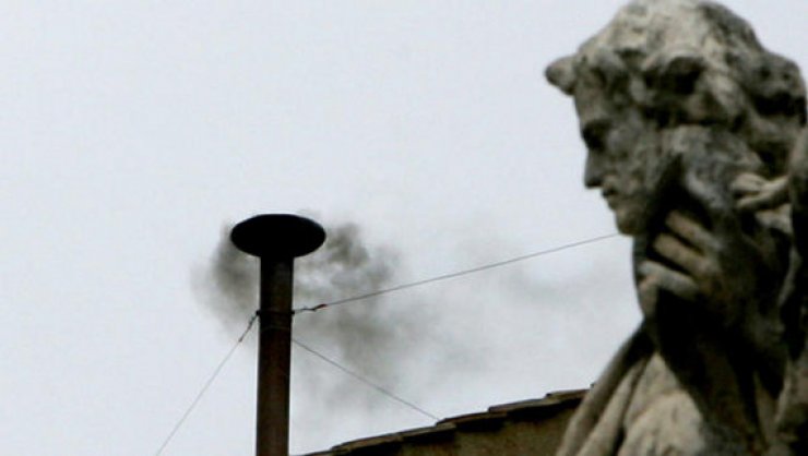 Μαύρος καπνός και γυμνά στήθη στην Καπέλα Σιστίνα