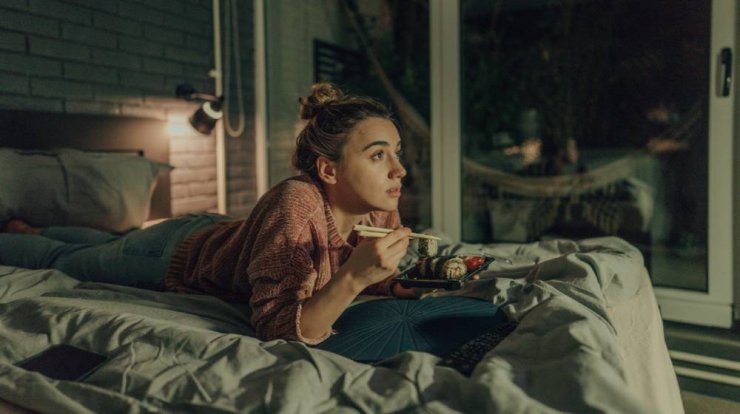 Bed rotting: Η τάση που αγαπούν οι νέοι και έχει γίνει viral στο tik tok