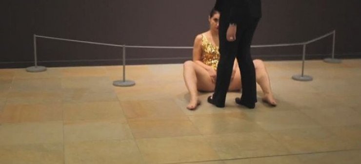  Καλλιτέχνιδα αποκαλύπτει το εφηβαίο της σε αίθουσα μουσείου και προκαλεί σάλο [εικόνες&βίντεο] 