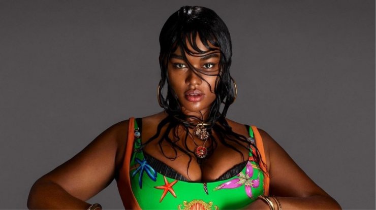 Για πρώτη φορά o οίκος Versace συμπεριέλαβε plus size μοντέλο σε καμπάνια του