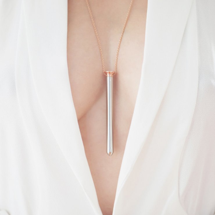 Vibrator στο λαιμό!