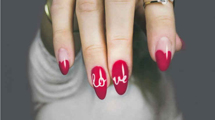 Τέσσερα βήματα για να αφαιρέσεις το ημιμόνιμο μανικιούρ μόνη σου στο σπίτι