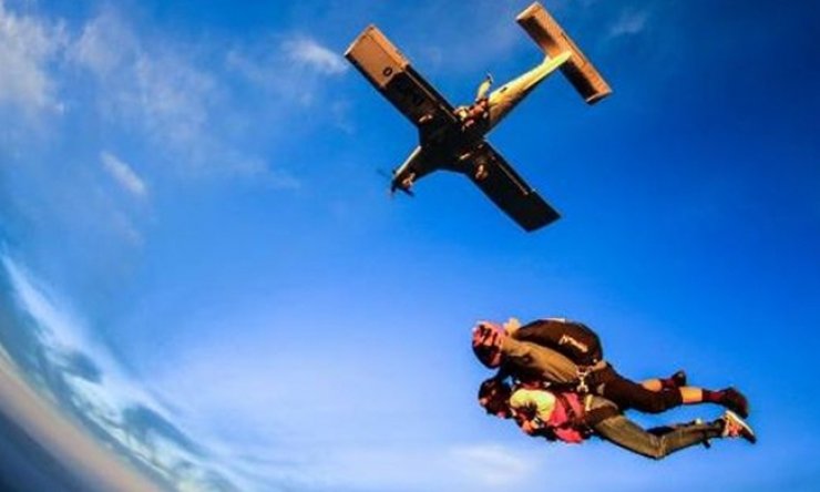 Ελληνίδα celebrity έκανε βουτιά στο κενό από τα 14.000 πόδια μαζί με την κόρη της!