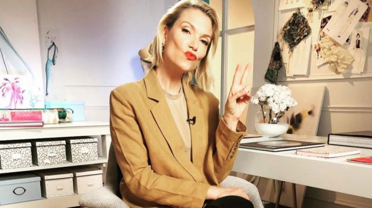 Η Βίκυ Καγιά φωτογραφίζει το γιο της μέσα στο σπίτι της