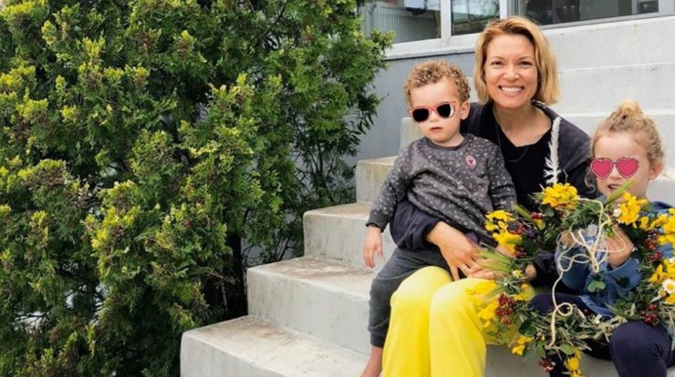 Είδαμε την Βίκυ Καγιά να παίζει ξυπόλιτη δίπλα στη θάλασσα μαζί με τα παιδιά της