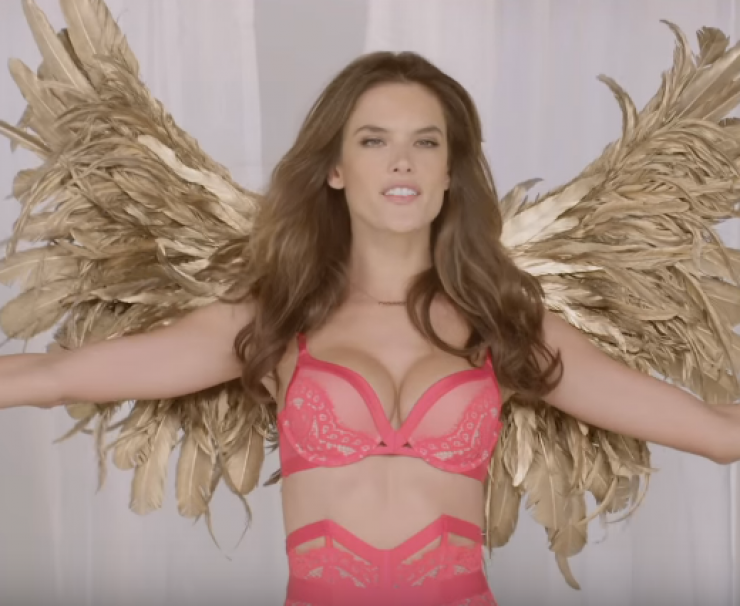 Τα αγγελάκια της Victoria’s Secret τραγουδούν τα κάλαντα φορώντας μόνο εσώρουχα!