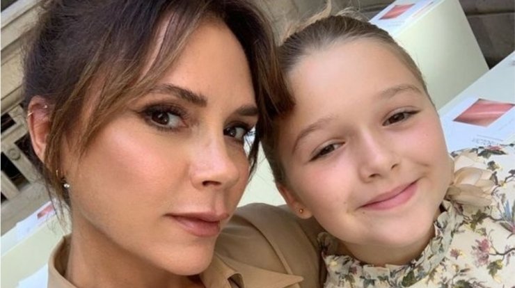 Victoria Beckham: H κόρη της, Harper, ποζάρει με το φόρεμα της [εικόνα]