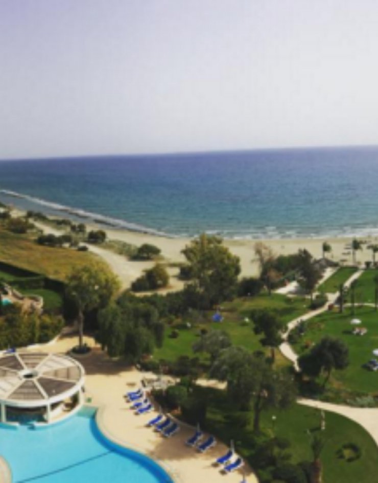 Ποια επώνυμη Ελληνίδα βρίσκεται στην Κύπρο και απολαμβάνει αυτή τη θέα;