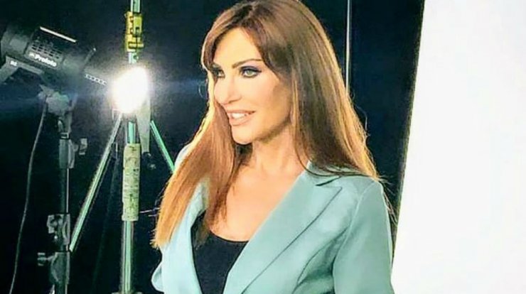 Βίκυ Χατζιβασιλείου: Η εμφάνιση του γιου και της μητέρας της στην πρεμιέρα της [βίντεο] 