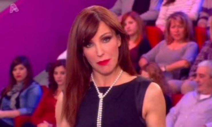 Βίκυ Χατζηβασιλείου: Ντυμένη στα μαύρα μίλησε για τον χαμό του πατέρα της