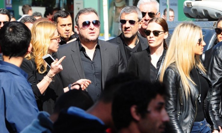 Συντετριμμένος ο Αντώνης Ρέμος στο τελευταίο αντίο για τον φίλο του Παντελή!