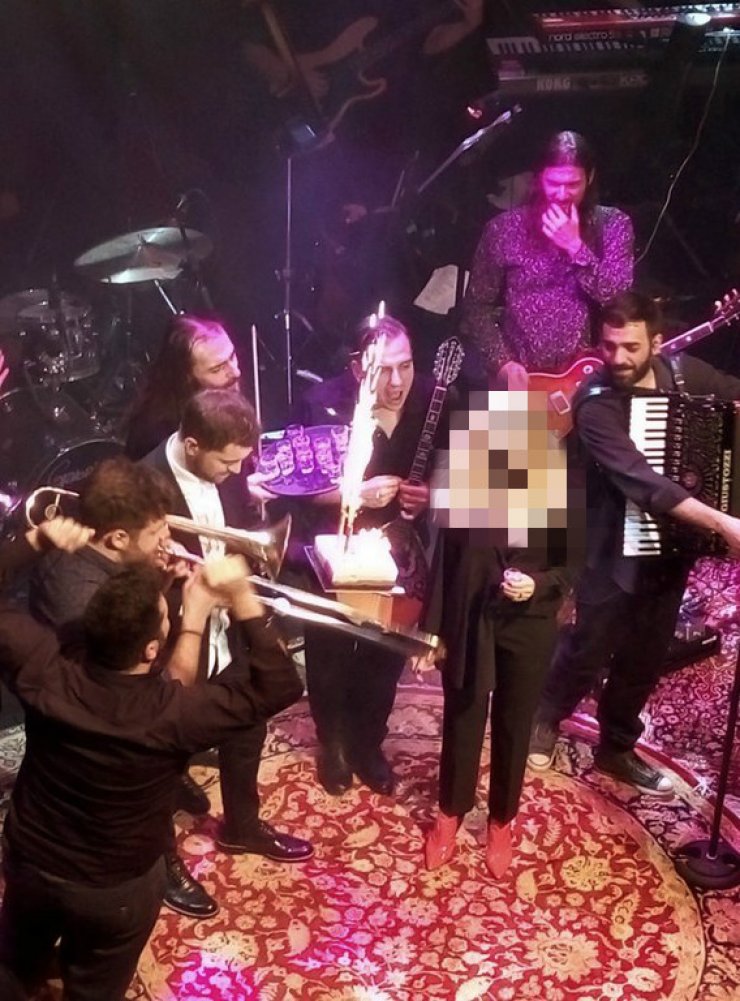 Τα απίθανα γενέθλια πασίγνωστης Κύπριας on stage! 