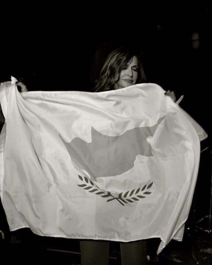 Απλά υπέροχη! Η Άννα Βίσση τραγούδησε κυπριακά σε γάμο συνεργάτη της!