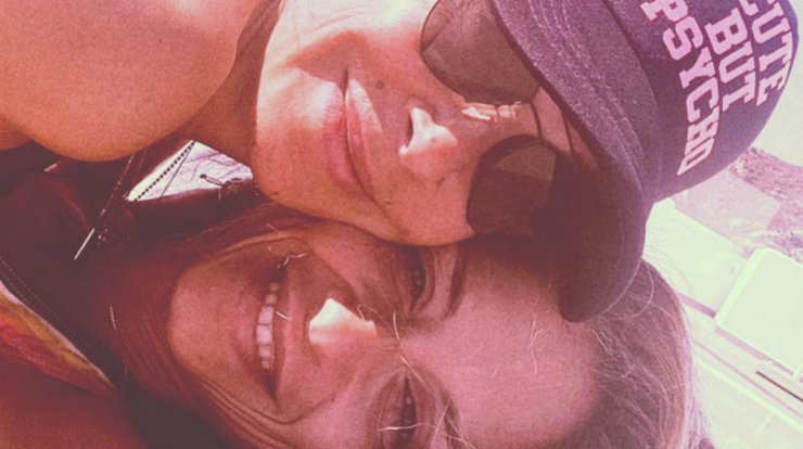 Σοφία Καρβέλα: Δημοσίευσε βίντεο να τραγουδάει και να χορεύει με τη μαμά της σε παιδική ηλικία!