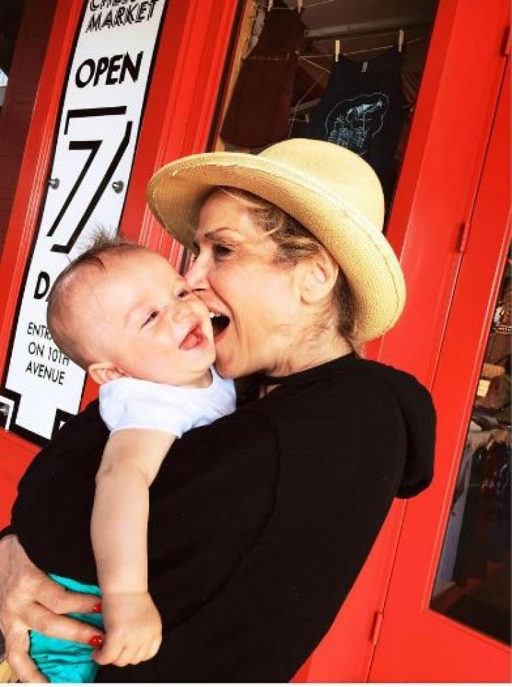 Η πιο τρελή γιαγιά! Δείτε τι κάνει η Άννα Βίσση με τον εγγονό της, Νίκο!